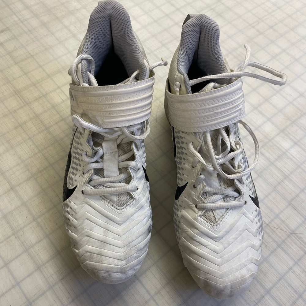 NIKE Alpha Menace Varsity 2 Men's Size 9
Football Cleats AQ8154-100 White Gray